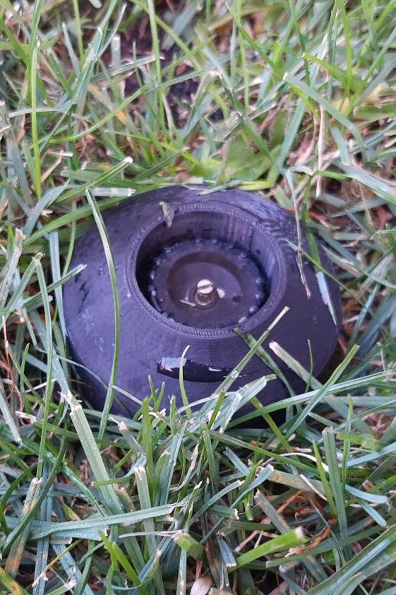 Capot de protection pour arroseur Gardena S80 contre les robots tondeuses