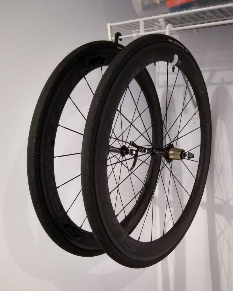 Crochet de rangement pour roues de vélo sur étagères grillagées