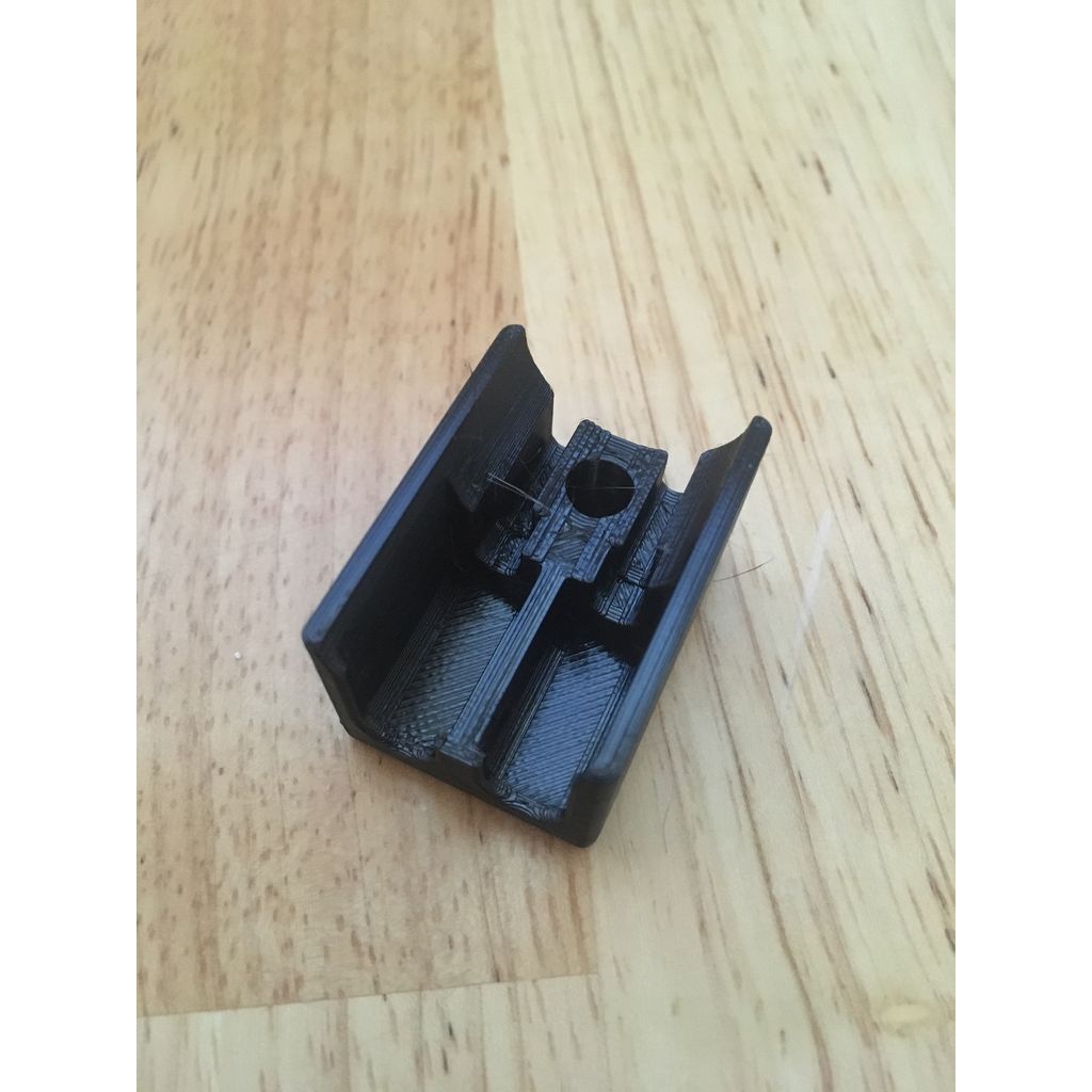 Support pour le câble de commande de la tondeuse