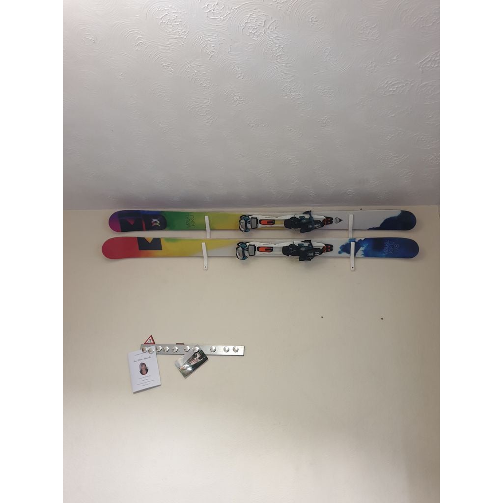 Support mural pour skis – présentoir incliné
