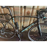 Support de traceur Tile sur le porte-bidon du vélo
