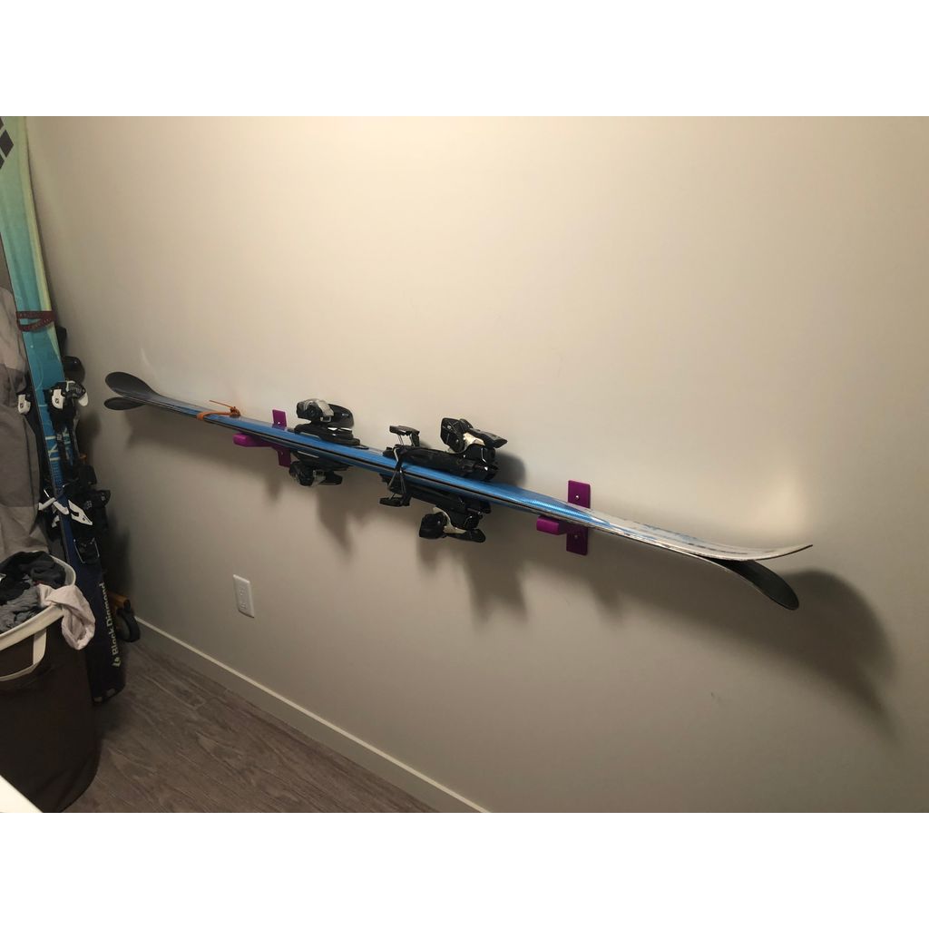 Support mural pour skis avec fixations
