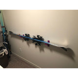Support mural pour skis avec fixations