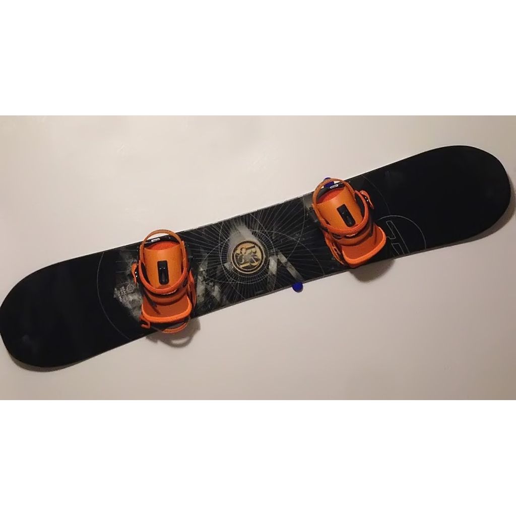 Support mural pour snowboard – verrouillage par gravité